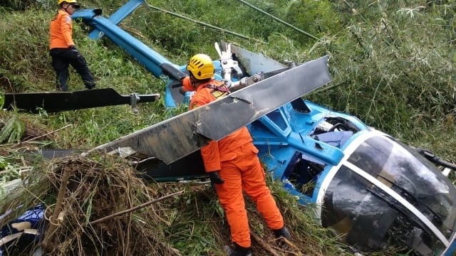 Petugas Basarnas evakuasi Helikopter yang Jatuh di Tasikmalaya. (Foto: Dok. Basarnas)