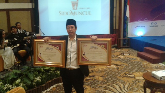 Pengacara Henry Indraguna mendapat dua penghargaan (Agung Santoso)