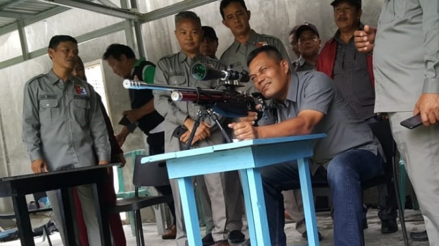 Letjen TNI Joni Supriyanto saat latihan menembak di lapangan tembak Perbakin yang baru di Jalan Munif Rahman, Kelurahan Kabonena Palu, Sabtu (16/3). Foto: PaluPoso/Firman