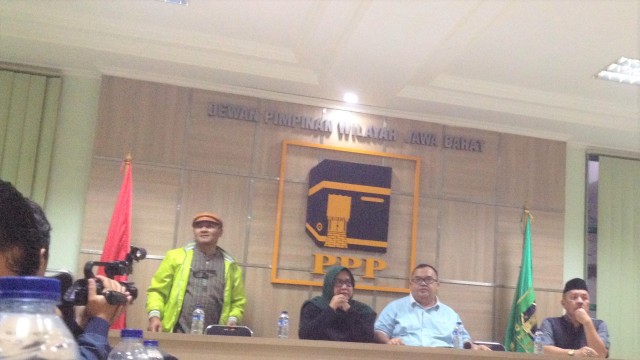 Ketua DPW PPP Jawa Barat, Ade Yasin (kedua dari kiri), dalam jumpa pers di Kantor DPW PPP Jawa Barat, Jalan Pelajar Pejuang 45, Bandung, Sabtu sore (16/3). (Iman Herdiana)