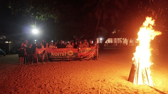 Malam keakraban dan menikmati keseruan tepi pantai Pulau Bidadari bersama Komit-Up. Foto: Irfan Adi Saputra/kumparan