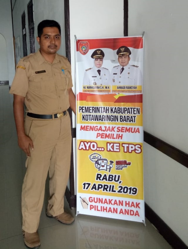 Kabid Politik Dalam Negeri, Badan Kebangpol Kobar Indra Wardana Sosialisasikan Pemilu Melalui Banner (Foto: Kesbangpol)