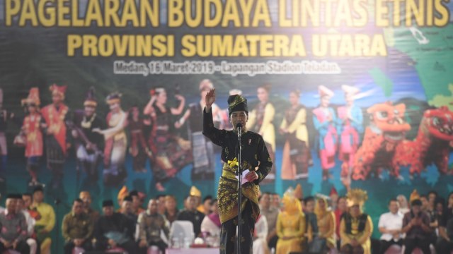Presiden Joko Widodo berpidato saat menghadiri Pagelaran Budaya Lintas Etnis di Stadion Teladan, Medan, Sabtu (16/3). Foto: ANTARA FOTO/Akbar Nugroho Gumay