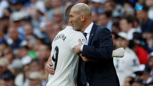 Zinedine Zidane memeluk Karim Benzema usai laga vs Celta Vigo. Foto: REUTERS/Susana Vera