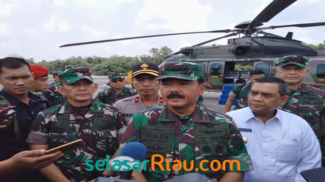 PANGLIMA TNI, Marsekal TNI Hadi Tjahjanto, saat diwawancarai di Pekanbaru. 