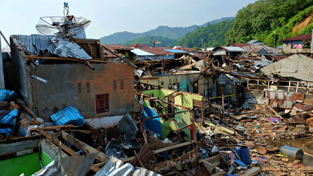 Kondisi lokasi rumah terduga teroris dan juga rumah warga rusak akibat ledakan bom bunuh diri yang dilakukan Solimah istri terduga teroris Husain alias Abu Hamzah, di Sibolga, Sumatera Utara. Foto: Antara/Irsan Mulyadi