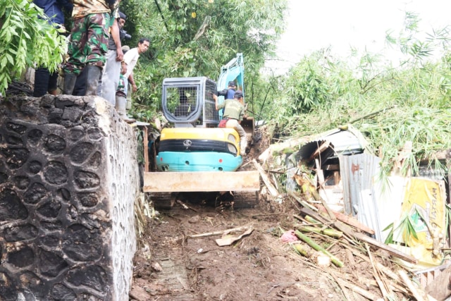 Proses evakuasi korban longsor di Ampera, Kota Jayapura, menggunakan eksvakator. (Foto Pratiwi)