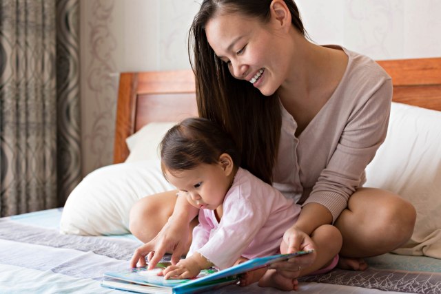 Ilustrasi membacakan buku cerita untuk bayi. Foto: Shutter Stock