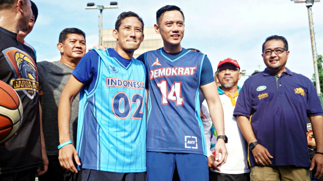 Cawapres nomor urut 02, Sandiaga Uno berfoto bersama Agus Harimurti Yudhoyono usai bermain basket bersama di Lapangan Basket Bulungan, Hangtuah, Jakarta Selatan. Foto: Iqbal Firdaus/kumparan