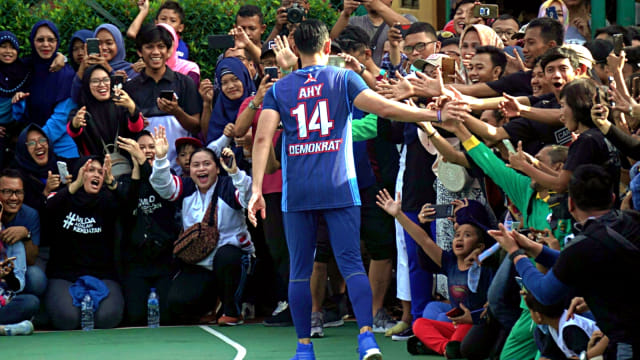 Agus Harimurti Yudhoyono menyapa warga saat akan bermain basket bersama Cawapres nomor urut 02, Sandiaga Uno di Lapangan Basket Bulungan, Hangtuah, Jakarta Selatan. Foto: Iqbal Firdaus/kumparan
