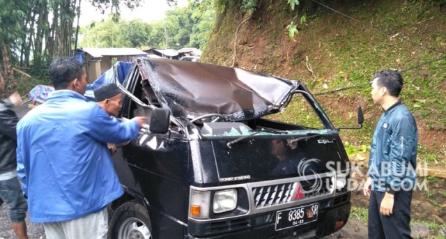 Kondisi mobil pick up tertimpa tiang telkom di Nyalindung Sukabumi. | Sumber Foto:Istimewa.