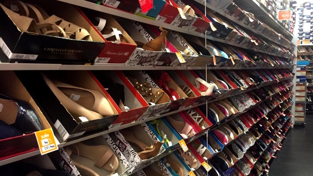 Sepatu yang dijual di gerai sepatu Payless di Pejaten Village, Jakarta Selatan, Minggu (17/3). Foto: Nurul Nur Azizah/kumparan