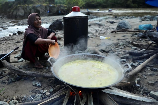 Memasak ikan kerling di tengah lembah Krueng Teunom. Pesona dan sensasi istimewa. Foto: Suparta/acehkini