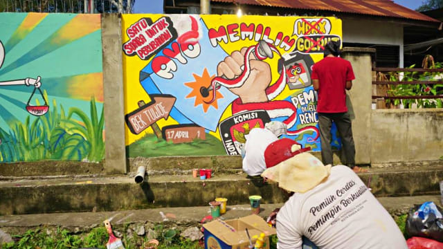 Seniman mural di Aceh saat mengikuti perlombaan mural dalam rangka mengkampanyekan pesan pemilu damai 2019 di Stadion H Dimurtala, Lampineung, Banda Aceh, Minggu (17/3). Foto: Zuhri Noviandi/kumparan