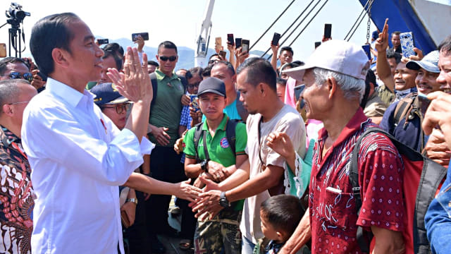 Presiden Jokowi menyapa warga usai meresmikan pengembangan Pelabuhan Sibolga, Sumatera Utara. Foto: Dok. Biro Pers Sekretariat Presiden - Kris