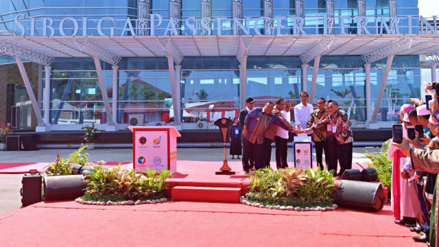 Presiden Jokowi bersama jajarannya meresmikan pengembangan Pelabuhan Sibolga, Sumatera Utara. Foto: Dok. Biro Pers Sekretariat Presiden - Kris