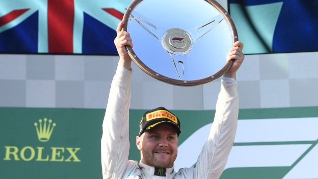 Bottas dengan trofi juara GP Australia 2019. Foto: Julian Smith/Striner/Reuters