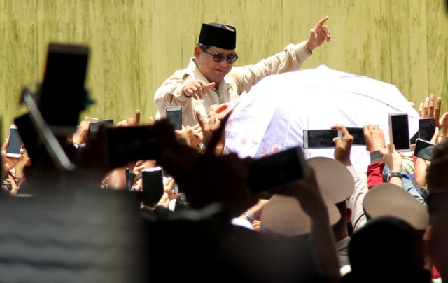 Calon Presiden nomor urut 02, Prabowo Subiakto, menyapa para pendukungnya di Pontianak, saat berkunjung ke Istana Kadriah Pontianak, Kalimantan Barat, Minggu (17/3). Foto: Herman SP  