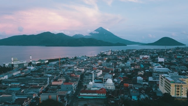 Pemandangan Kota Ternate dengan latar pulau Maitara dan Tidore. Foto: Layang Sutanto/cermat