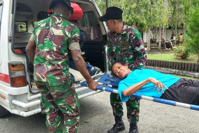 Saat korban luka akibat banjir bandang Sentani di Kabupaten Jayapura dievakuasi ke rumah sakit. (Foto Katharina)