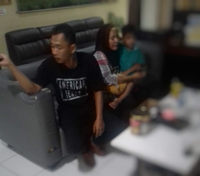Radit bersama orang tuanya saat berada di Polsek Ilir Barat I Palembang (istimewa)