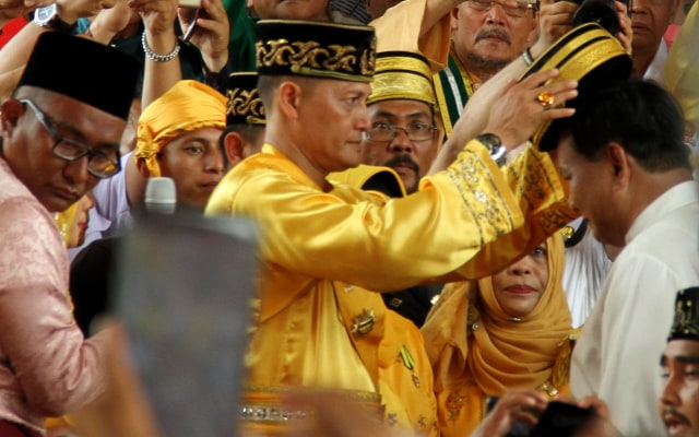 Sultan Sy Machmud Melvin Alkadrie menyambut kedatangan Prabowo Subiakto.  Foto: Herman SP 