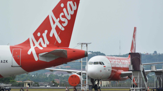 Pesawat AirAsiaparkir di Apron Bandara I Gusti Ngurah Rai, Badung, Bali, Kamis (7/3/2019). Foto: ANTARA FOTO/Fikri Yusuf