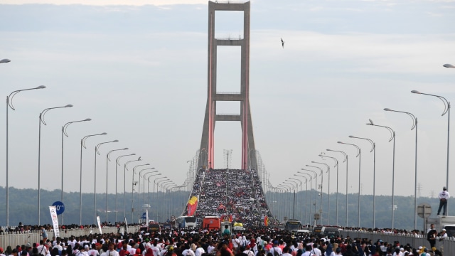 Masyarakat memadati Jembatan Suramadu saat puncak 'Millenial Road Safety Festival' di Jembatan Suramadu, Surabaya, Jawa Timur, Minggu (17/3). Foto: ANTARA FOTO/Zabur Karuru
