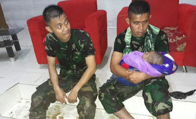 TNI selamatkan Bayi. Foto: Kapemdam Cendrawasih
