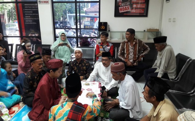 Proses akad nikah yang dilakukan Ridho tahanan kasus pencurian dengan pemberatan di Palembang (istimewa)