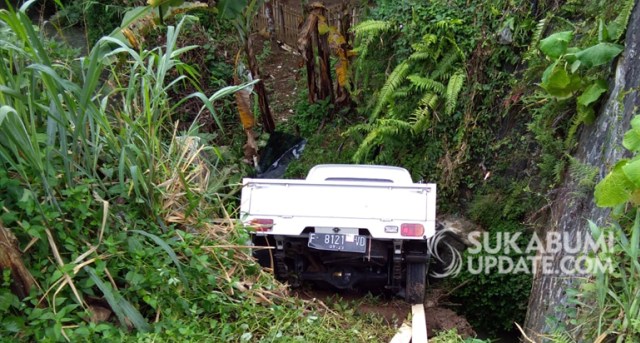 Kondisi mobil pick up warna putih terperosok ke jurang sebelum dievakuasi di Jalan raya Parakansalak Cidahu, Kampung Cilutung Desa Lebaksari Kecamatan Parakansalak, Kabupaten Sukabumi. | Sumber Foto:Istimewa.