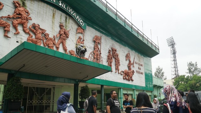 Stadion Siliwangi tampak dari luar. Stadion ini menjadi salah satu titik yang dikunjungi Komunitas Aleut lewat acara bertajuk Pernik Sepak Bola di Bandung, Minggu (17/3). (Ananda Gabriel)