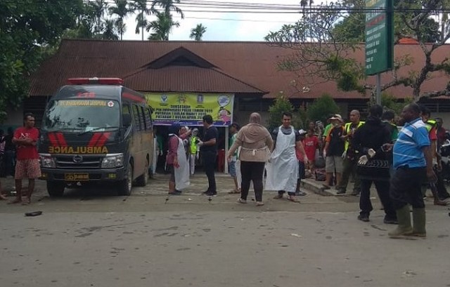 Tim medis yang bersiaga di Puskesmas Sentani Kota, pasca banjir bandang Sentani. (BumiPapua.com/Katharina)