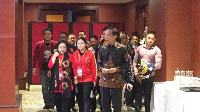 Jokowi (tengah) hadiri konsolidasi H-30 pemilu Presiden dan Wakil Presiden tahun 2019 di Hotel Borobudur, Jakarta Pusat, Minggu (17/3). Foto: Fachrul Irwinsyah/kumparan