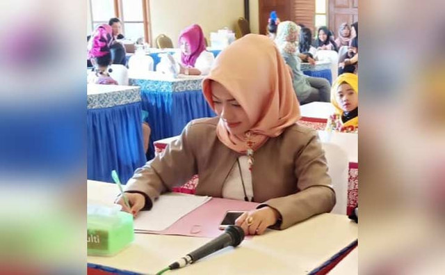 Ervina Wahyuning Sutarto, salah seorang juri dalam catwalk fashion show.