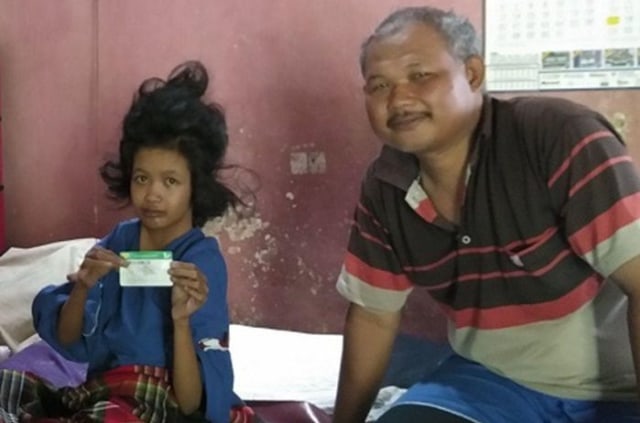 Suparno bersama putrinya, Patma Supriani yang sedang memegang kartu JKN-KIS.