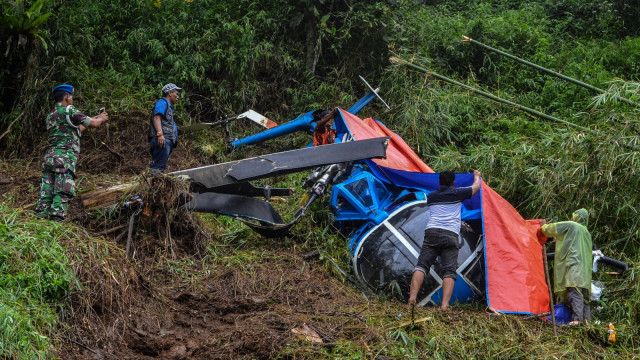 Anggota Komisi Nasional Keselamatan Transportasi (KNKT) dan TNI AU Lanud Wiriadinata mengidentifikasi kondisi bangkai pesawat Helikopter B-105 PK EAH usai jatuh di Gunung Situhiang. Foto: ANTARA FOTO/Adeng Bustomi