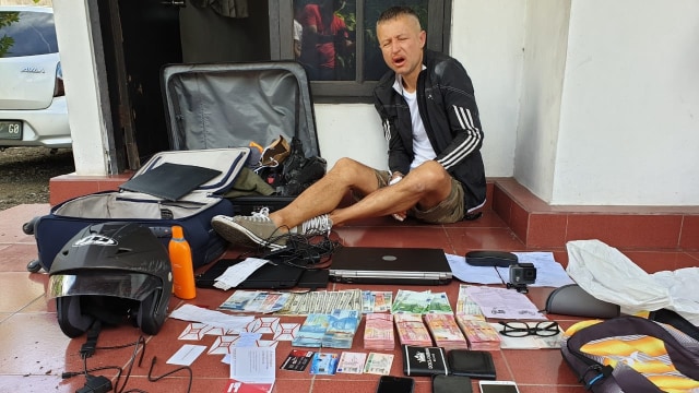Warga Negara Bulgaria dan sejumlah barang bukti yang diamankan Polda Bali. Foto: Dok. Istimewa