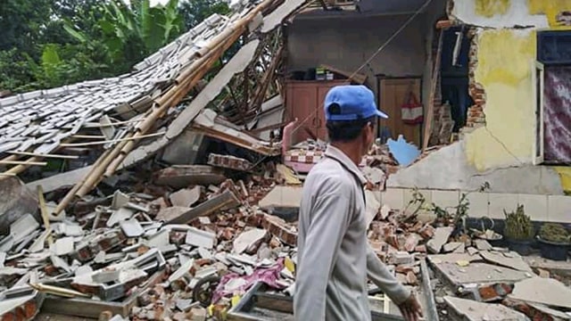 Warga berada dekat rumah yang roboh terdampak gempa bumi di Desa Pesanggrahan, Montong Gading, Lombok Timur, NTB, Minggu (17/3/2019). Foto: ANTARA FOTO/Handout/BPBD NTB/AS