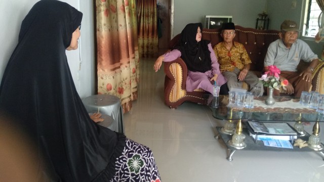 Keluarga dan kerabat Zulfirmansyah (41) berkumpul di rumah orang tuanya di kawasan Kampung Lapai, Kota Padang. (Irwanda/langkan.id)