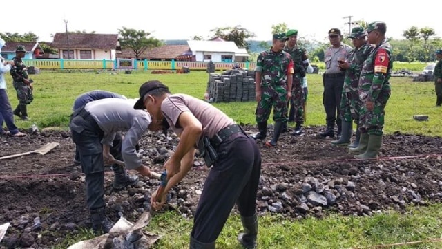 Para personel TNI-Polri yang sedang membuat lintasan joging.