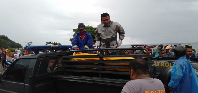 Mayat pria yang ditemukan terapung di Perairan Borong, Kabupaten Manggarai Timur dibawa ke Puskesmas Borong untuk divisum.Foto oleh : florespedia/kumparan.com