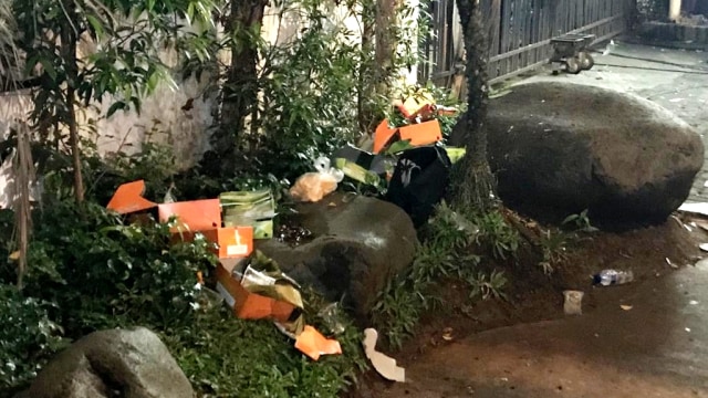 Tas hitam berisi pakaian yang gegerkan Rumah Aspirasi Jokowi-Ma’ruf, Jalan Proklamasi