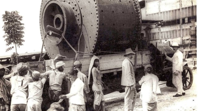 FOTO BERSEJARAH: Pengangkutan peralatan pabrik Indarung 1, pabrik semen pertama di Indonesia, pada 1910. (Doc)