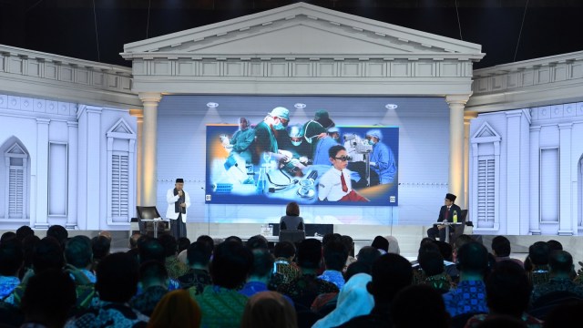 Cawapres no urut 01, Ma'ruf Amin (kiri) dan Cawapres no urut 02, Sandiaga Uno (kanan) mengikuti Debat Ketiga Calon Wakil Presiden (Cawapres) Pemilu 2019 di Hotel Sultan, Minggu, (17/3). Foto: ANTARA FOTO/Wahyu Putro A