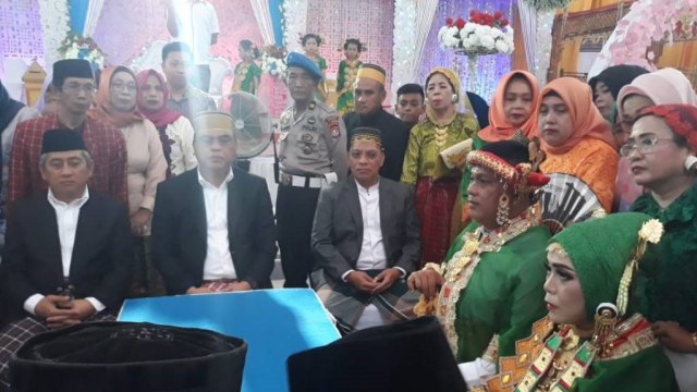 Menteri Pendayagunaan Aparatur Negara dan Reformasi Birokrasi (MenPAN-RB), Syafruddin Kambo, menjadi saksi pernikahan keluarganya di Polman, Sulawesi Barat. Foto: Istimewa