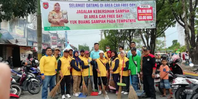 DLH Kobar bersama pasukan kuning gerakan bersih-bersih area CFD Pangkalan Bun (Foto: Joko Hardono)