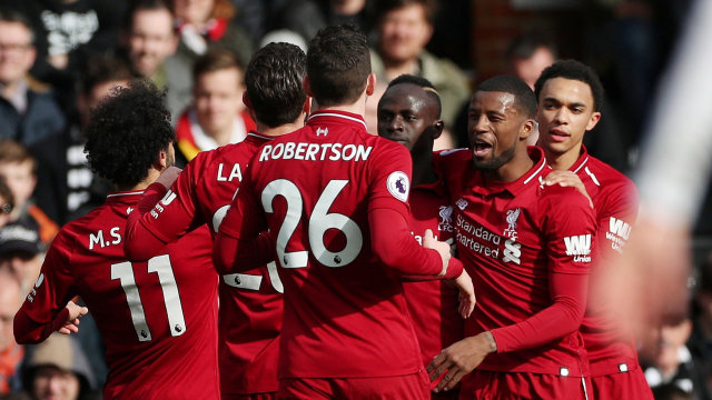 Para pemain Liverpool merayakan gol Sadio Mane ke gawang Fulham. Foto: REUTERS/Hannah McKay
