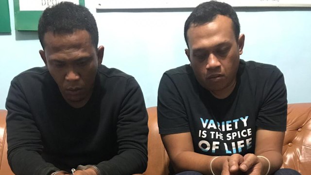 EF (kanan) menantu Wawako Padang Panjang ditangkap bersama sopirnya RF  (kiri) dengan barang bukti 2 paket sabu. (Foto: Dok. Polres Bukittinggi). 