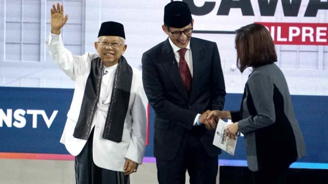 Cawapres nomor urut 01 K.H. Ma'ruf Amin (kiri) dan Cawapres nomor urut 02 Sandiaga Uno (kanan) saat mengikuti Debat Capres Putaran Ketiga di Hotel Sultan, Jakarta, Minggu (17/3). Foto: Iqbal Firdaus/kumparan